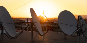 EQUIPO DE RECEPCIÓN DE SEÑAL Y SATELITE